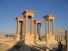 Syria - Rundtur - Palmyra - Guiden vår skuer mot dei mektige søylene.jpg