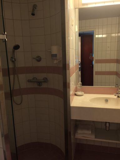 Badet i hvite og rosa fliser