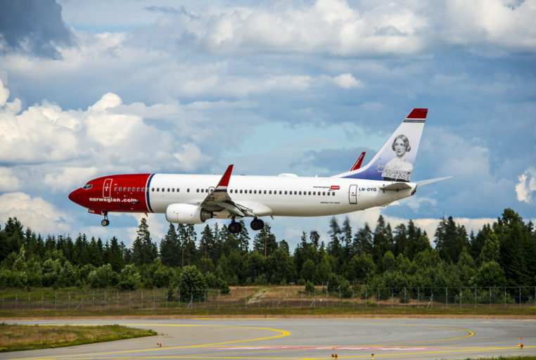 Norwegian Boeing 737-800 under landing