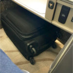 Kabinkoffert plassert under bordet