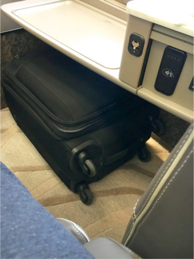 Kabinkoffert plassert under bordet