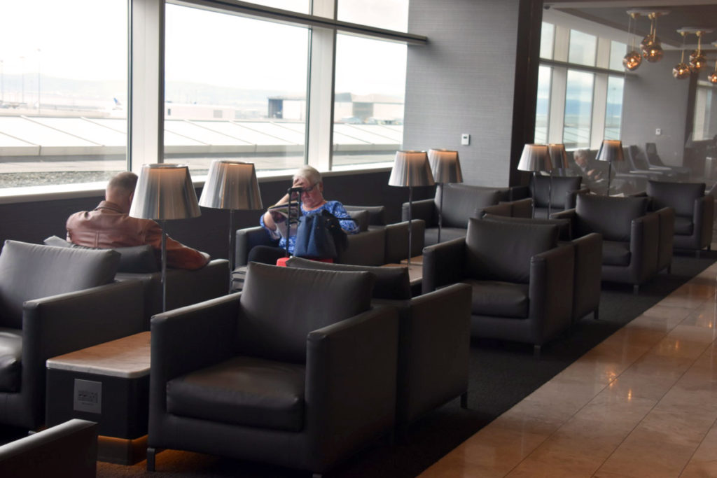 United Airlines Polaris Lounge sitteplasser