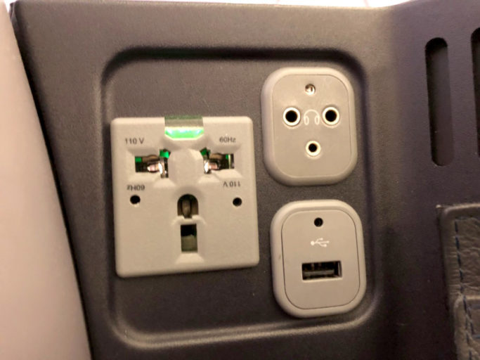 Tilkobling for strøm, USB og hodetelefoner