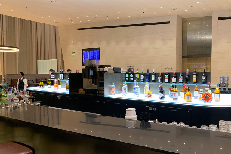 Qatar Airways Al Safwa First Class Lounge restaurant og bar