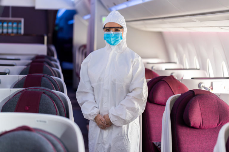 Qatar Airways har innført PPE-drakter. munnbind, hansker og beskyttelsesbriller som smittevernstiltak for kabinpersonalet.