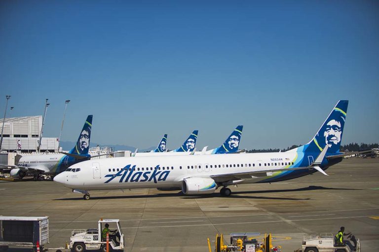 Alaska Airlines Boeing 737 på SOF